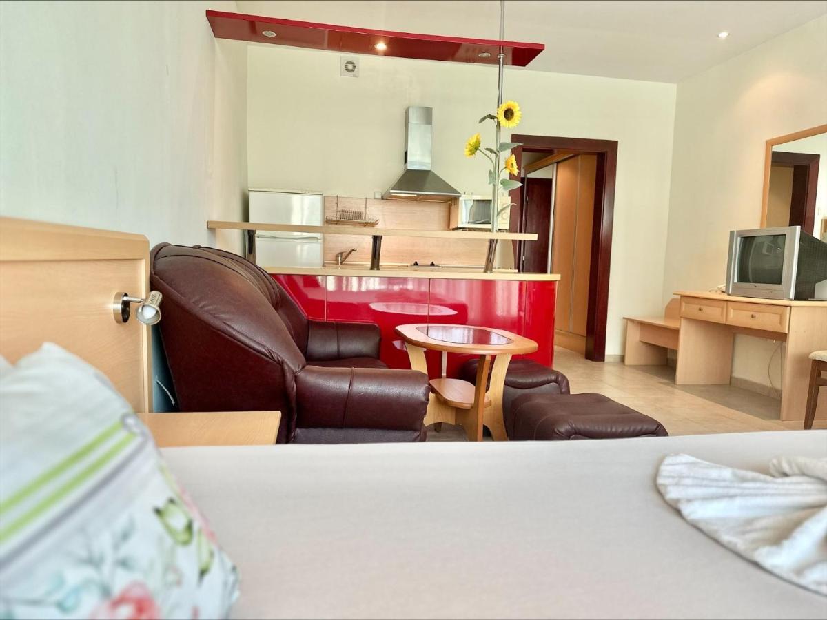 Menada Miramar Palace Apartments ซันนีบีช ภายนอก รูปภาพ