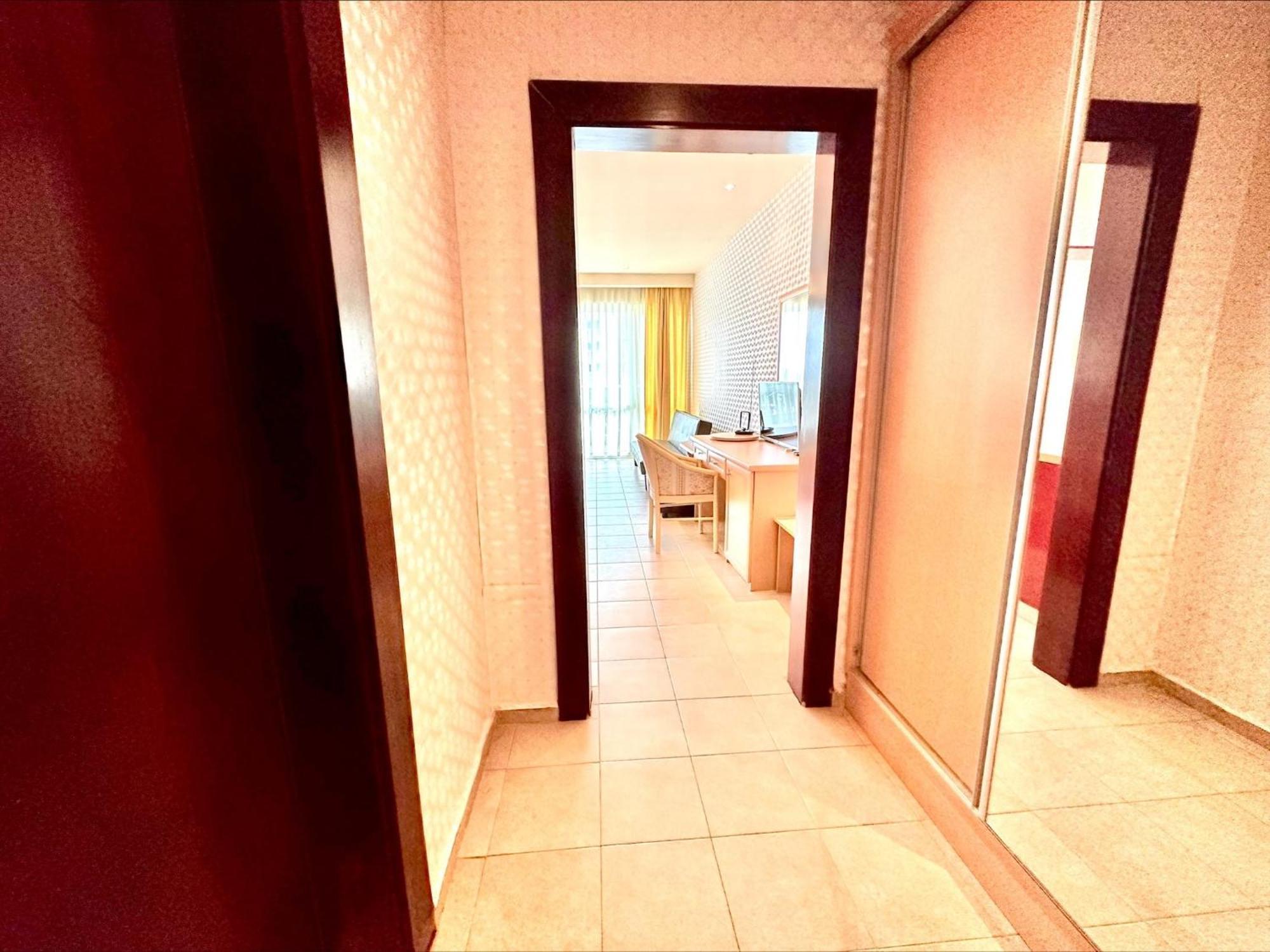 Menada Miramar Palace Apartments ซันนีบีช ภายนอก รูปภาพ