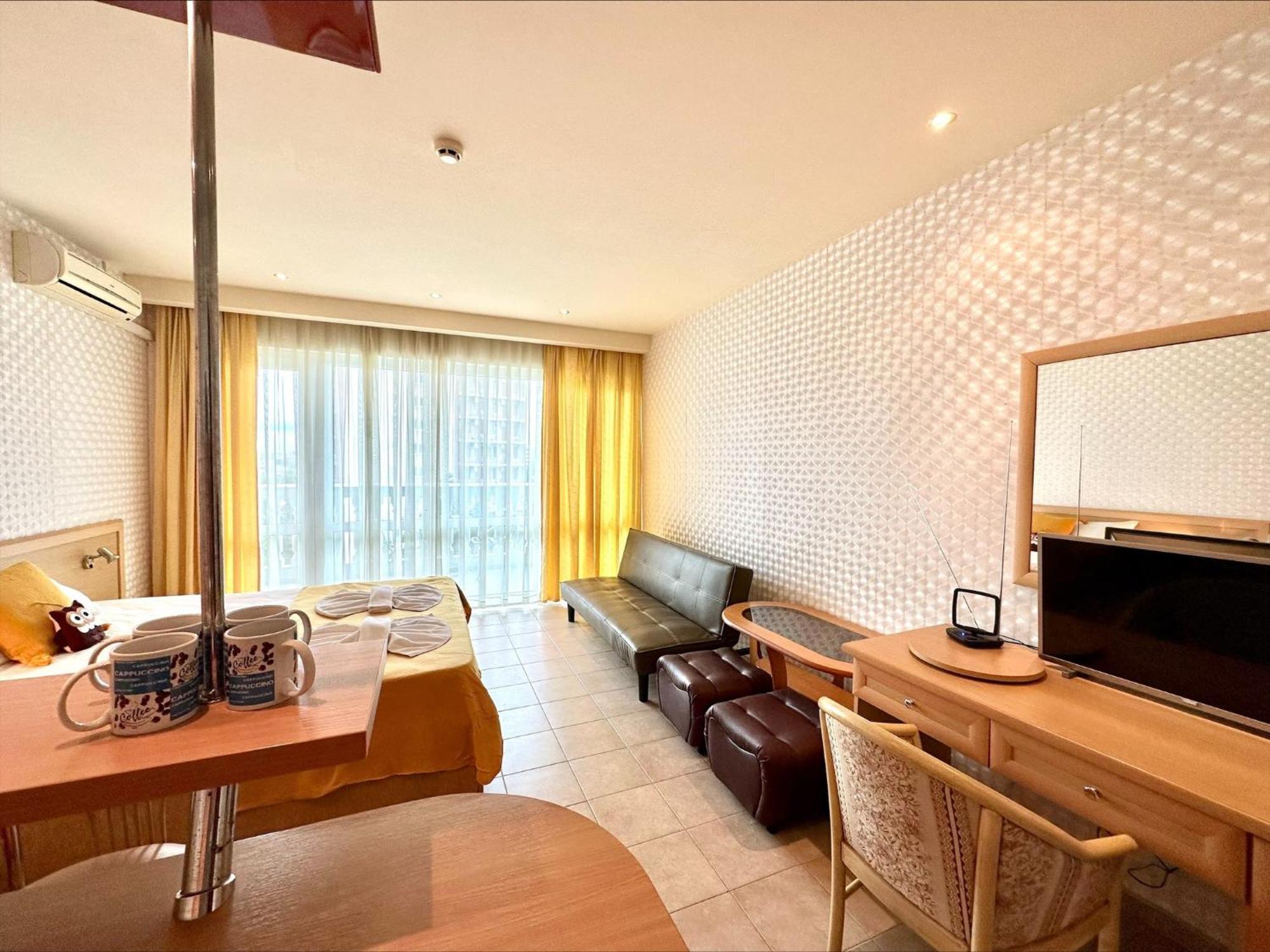 Menada Miramar Palace Apartments ซันนีบีช ภายนอก รูปภาพ