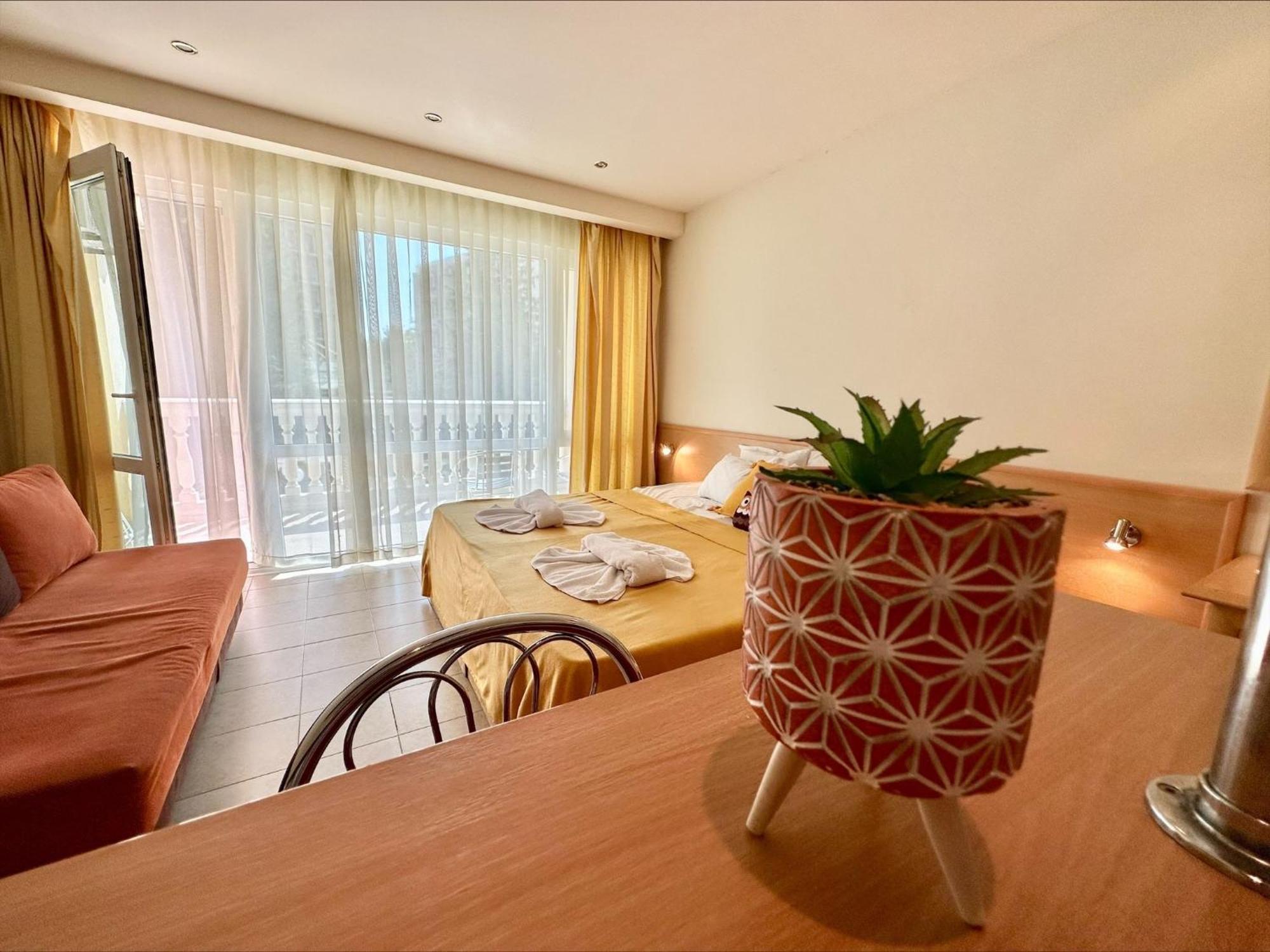 Menada Miramar Palace Apartments ซันนีบีช ภายนอก รูปภาพ